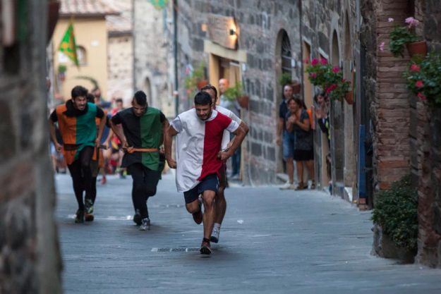 Palio del bigonzo a Radicofani Radicofani la corsa del Bigonzo