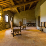 poderi-firenze_10_living_room_with_fireplace