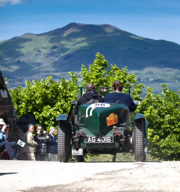 Auto 1000 miglia in arrivo a Radicofani Un'auto d'epoca in arrivo a Radicofani durante la corsa 1000 miglia
