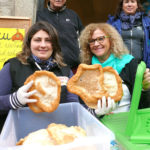 Donne durante la festa con in mano le Donzelle, tipico salato di Arcidosso