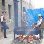 Tre uomini durante la castagna in festa