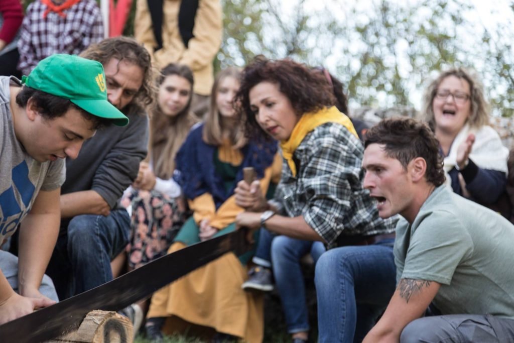 Contradaioli di Vivo che stanno partecipando al Palio del Boscaiolo