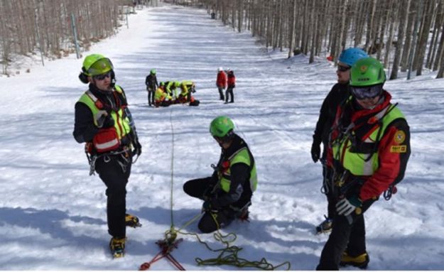 Monte_Amiata_Esercitazione_neve_con_elisoccorso_2015_02