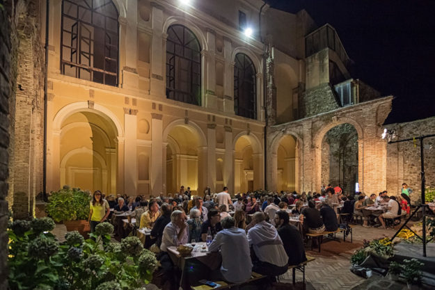 Villa Sforzesca Villa Sforzesca con persone che mangiano il tartufo