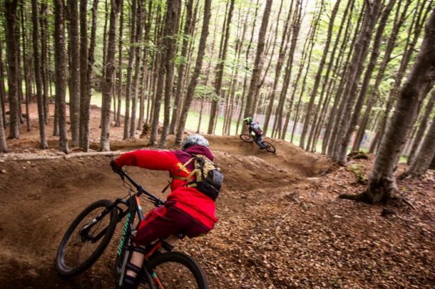 biciclette in un sentiero di montagna