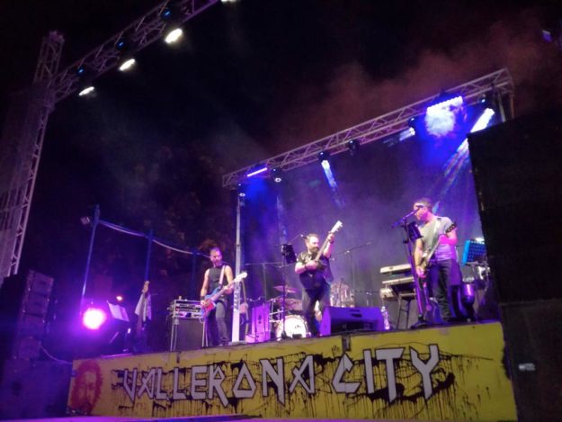 Una band che si esibisce durante la festa