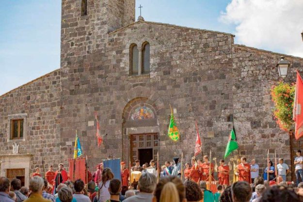 un momento folkloristico con persone in costume durante la festa