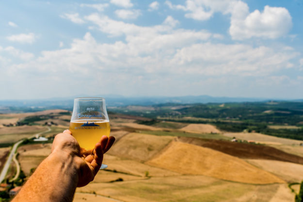 Una birra sul panorama della Val d'Orcia