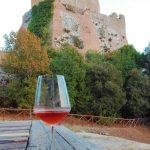 Un calice di vino di fronte alla Rocca