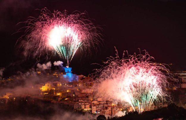 I fuochi d'artificio accendono la notte ad Arcidosso