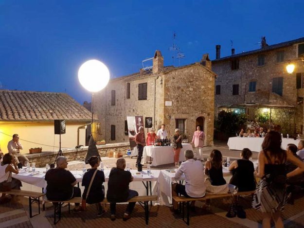 Persone sedute ad ascoltare una conferenza sui vini della Val d'Orcia