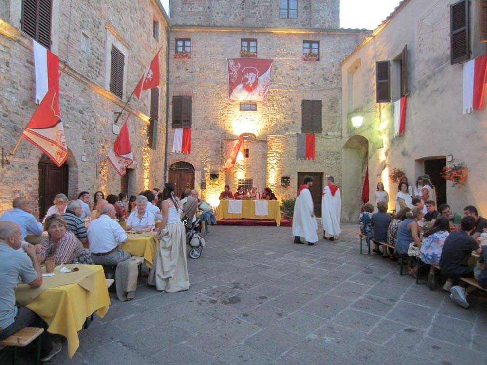 Banchetto medievale allestito durante al Festa