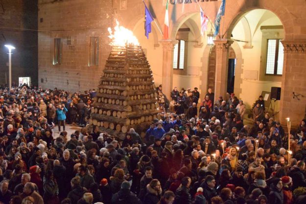 Le tradizionali fiaccole natalizie dell’Amiata Le Fiaccole di Abbadia San Salvatore