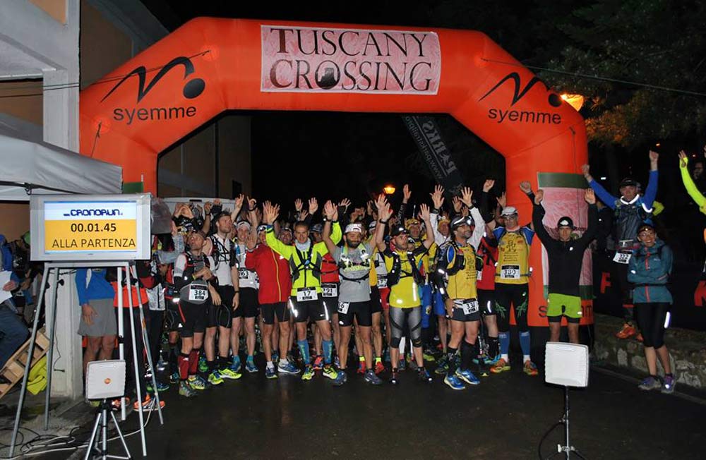 Foto di gruppo dei corridori al momento della partenza