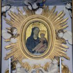 Una rappresentazione religiosa della Madonna con il bambino