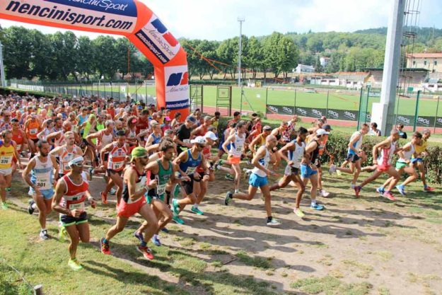 Atleti alla partenza della corsa podistica Salitredici