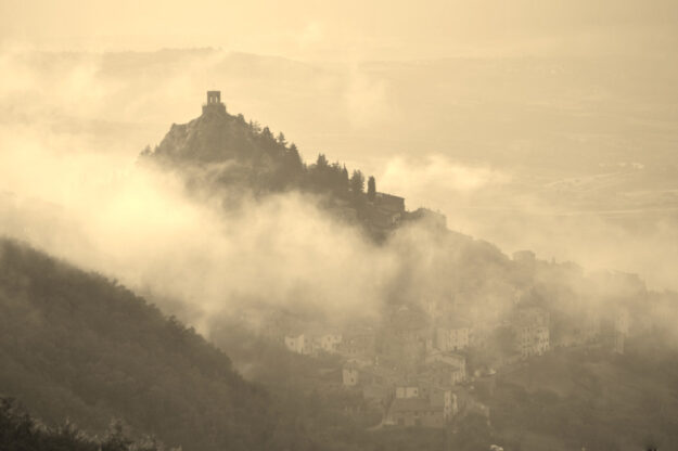 Campiglia d’Orcia abbracciato dalla nebbia Campiglia d'Orcia abbracciato dalla nebbia