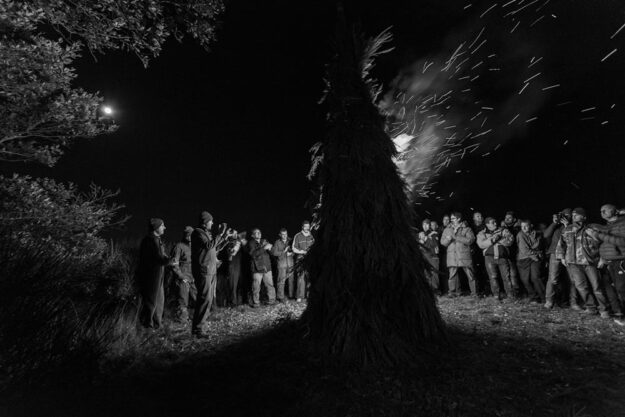 uomini che di notte benedicono la Focarazza prima dell'accensione