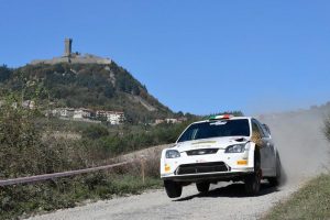 Un passaggio di una macchina rally, sullo sfondo radicofani