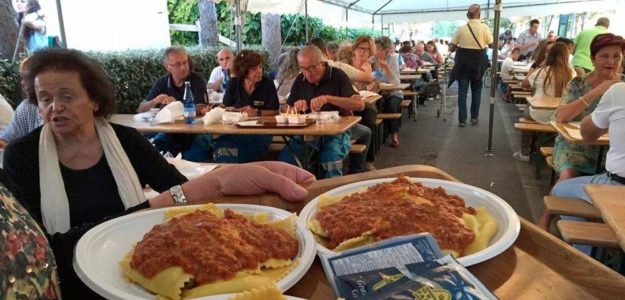 Donne con piatti di ravioli ripieni