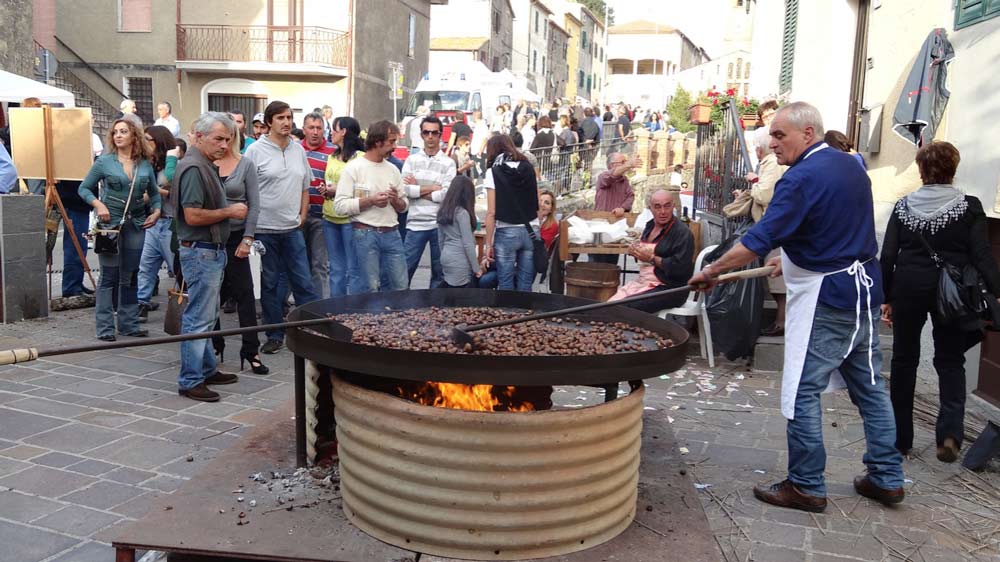 Una grande padellona per cuocere le caldarroste è stata posizionata in piazza