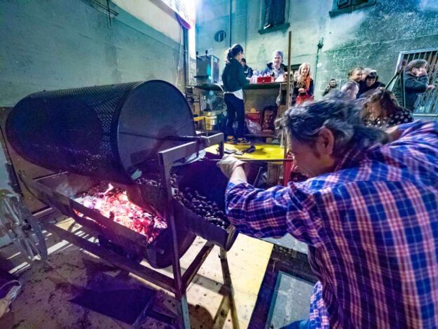 L'addetto che segue la cottura delle caldarroste