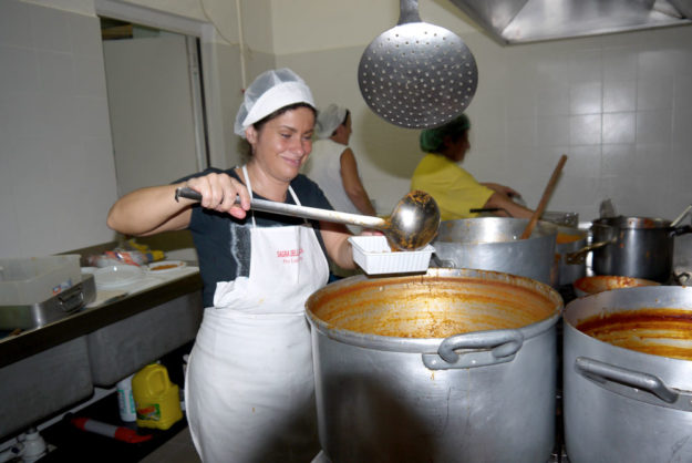 La cuoca sta preparando un piatto di scottiglia