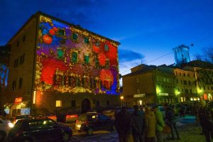 i colorati mapping dipingono ad Arcidosso un'atmosfera natalizia surreale