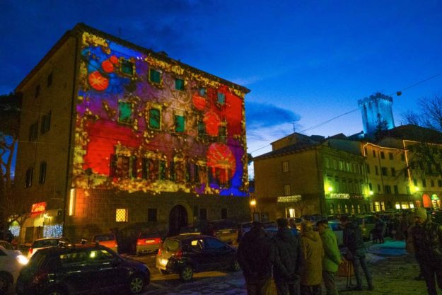 La proiezione natalizia sugli storici palazzi di Arcidosso i colorati mapping dipingono ad Arcidosso un'atmosfera natalizia surreale