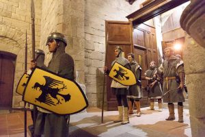 Con l'evento "Offerta dei Censi" molti sono i personaggi in costume. Qui abbiamo la sfilata degli arcieri