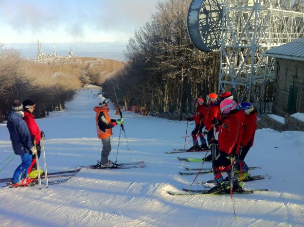 Sciare sul monte Amiata Un gruppo di sciatori pronti a fare scendere lungo una pista innevata