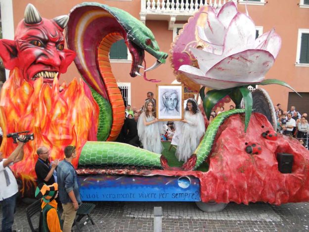 La sfilata di due carri allegorici in occasione della festa