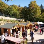 Piccoli casottini che ospitano prodotti tipici locali durante la sagra
