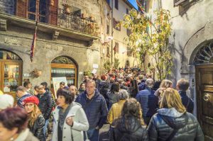 Borgo di Piancastagnaio affollato