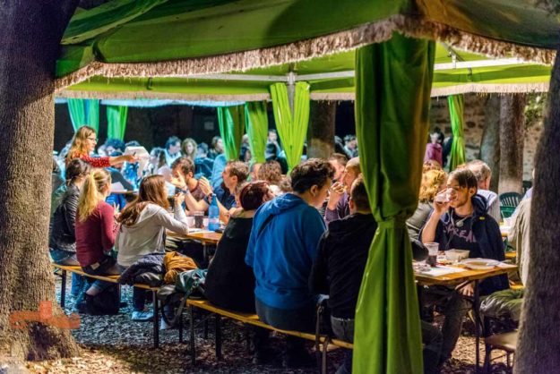 Persone sedute a uno stand gastronomico