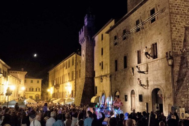 Atleti che danzano su di una parete utilizzando le tecniche di corda