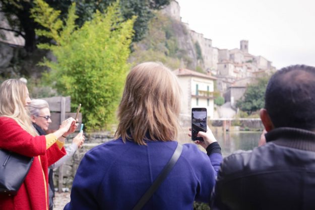 turisti che fotografano la peschiera