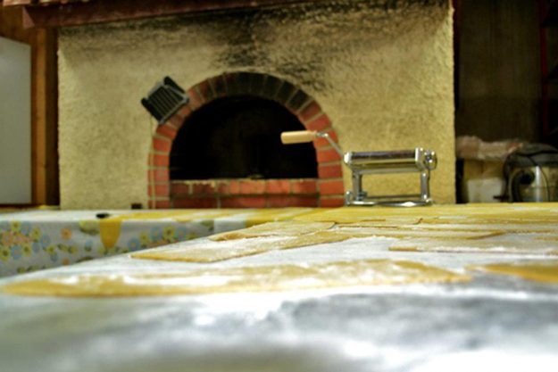 La pasta fresca per realizzare le lasagne La pasta fresca usata per preparare le lasagne