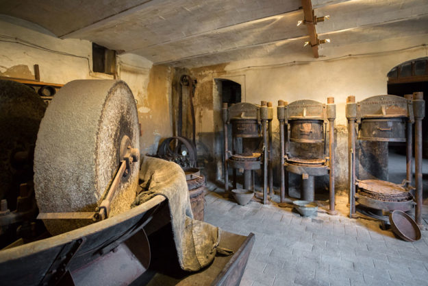 Museo dell’olio a Seggiano una vecchia macina per frangere l'olio