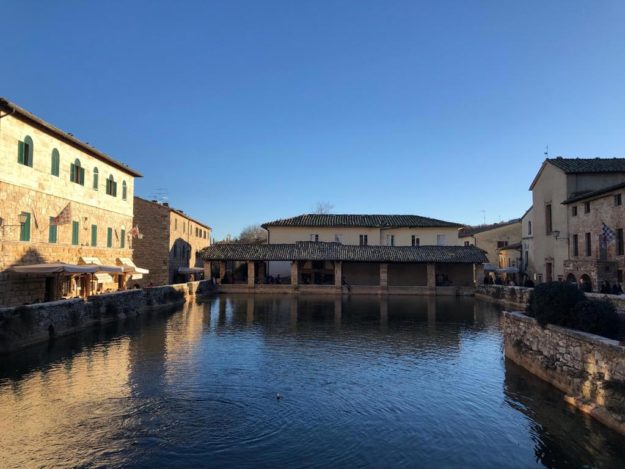 La vasca con acqua termale e la piazza di Bagno Vignoni