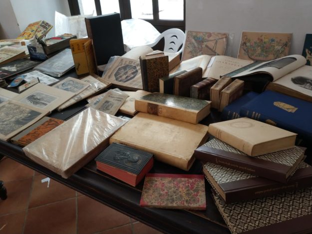 foto di libri antichi in mostra a Castel del Piano