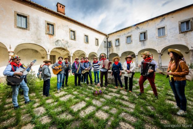 i componenti del coro del maggio che suonano nell'atrio del convento di Selva