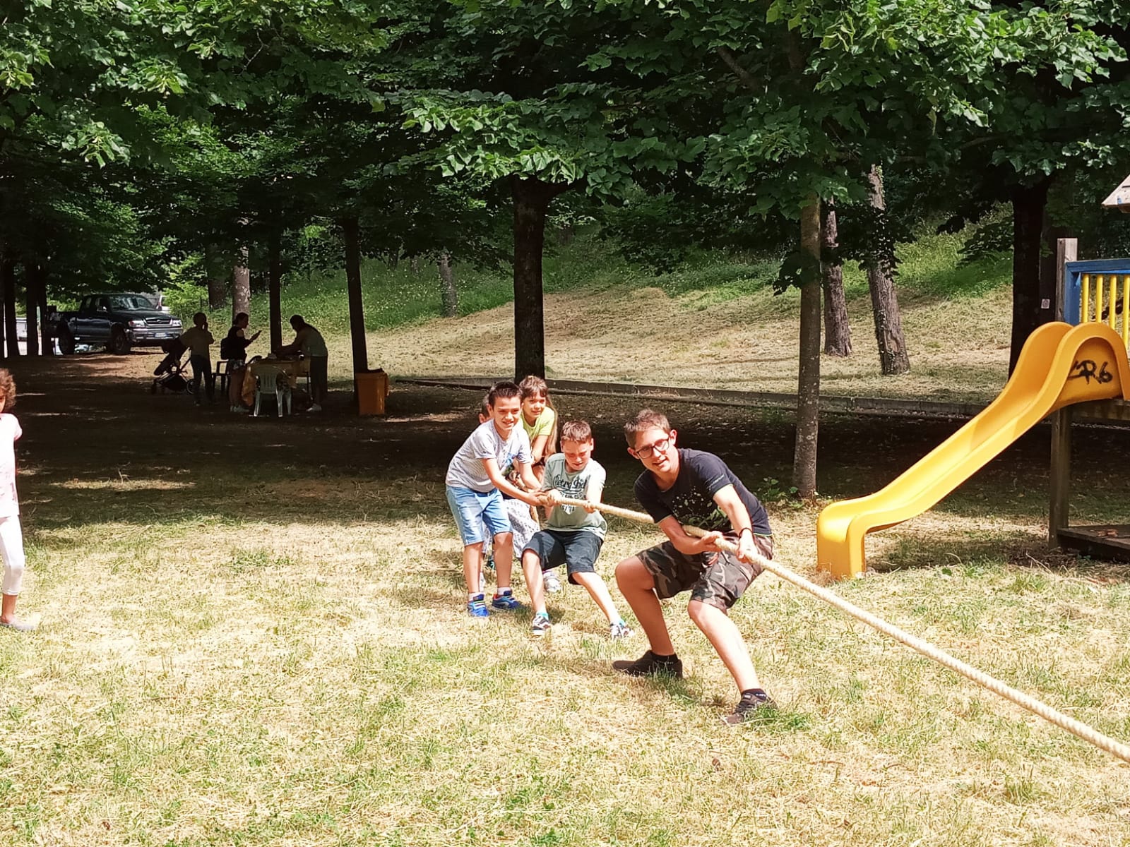 i bambini giocano al tiro alla fune Quattro bambini stanno giocando al tiro alla fune