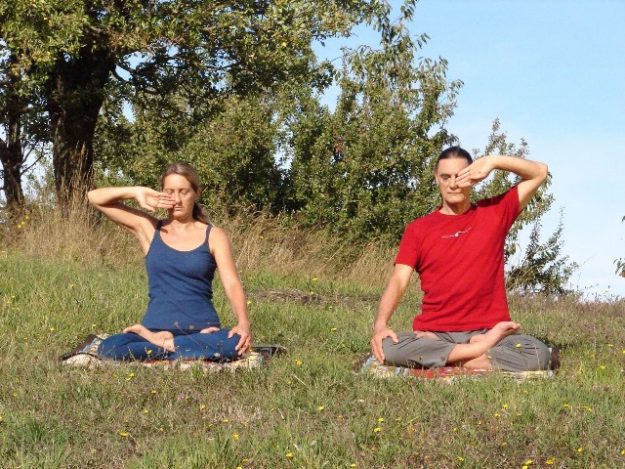 un uomo e una donna che fanno Yoga