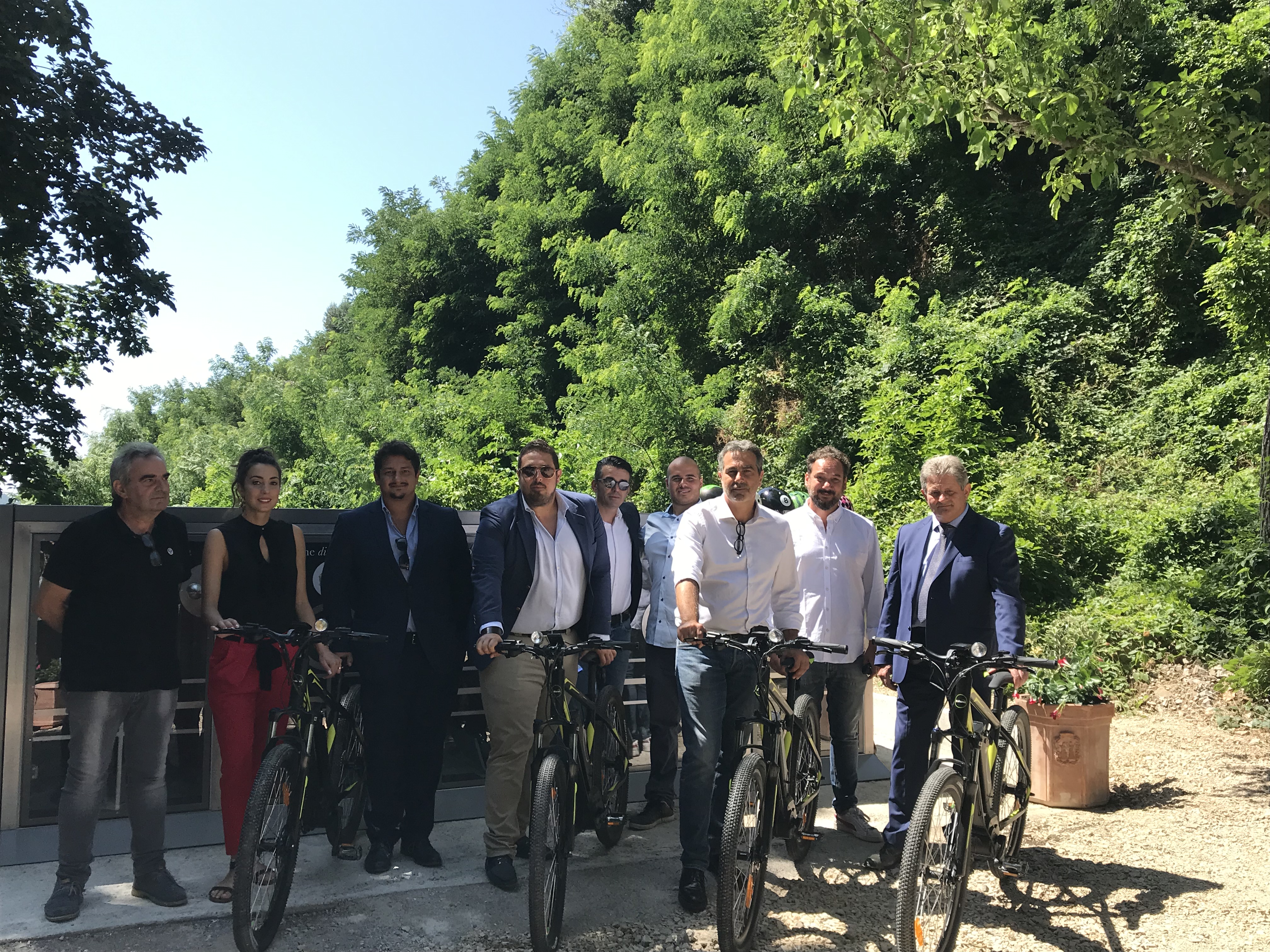 foto inaugurazione bike sharing uomini con le mountain bike elettriche