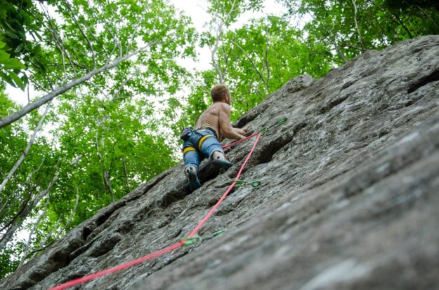 Un uomo che scala una roccia