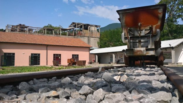 Un vecchio carrello che veniva usato per trasportare materiale minerario