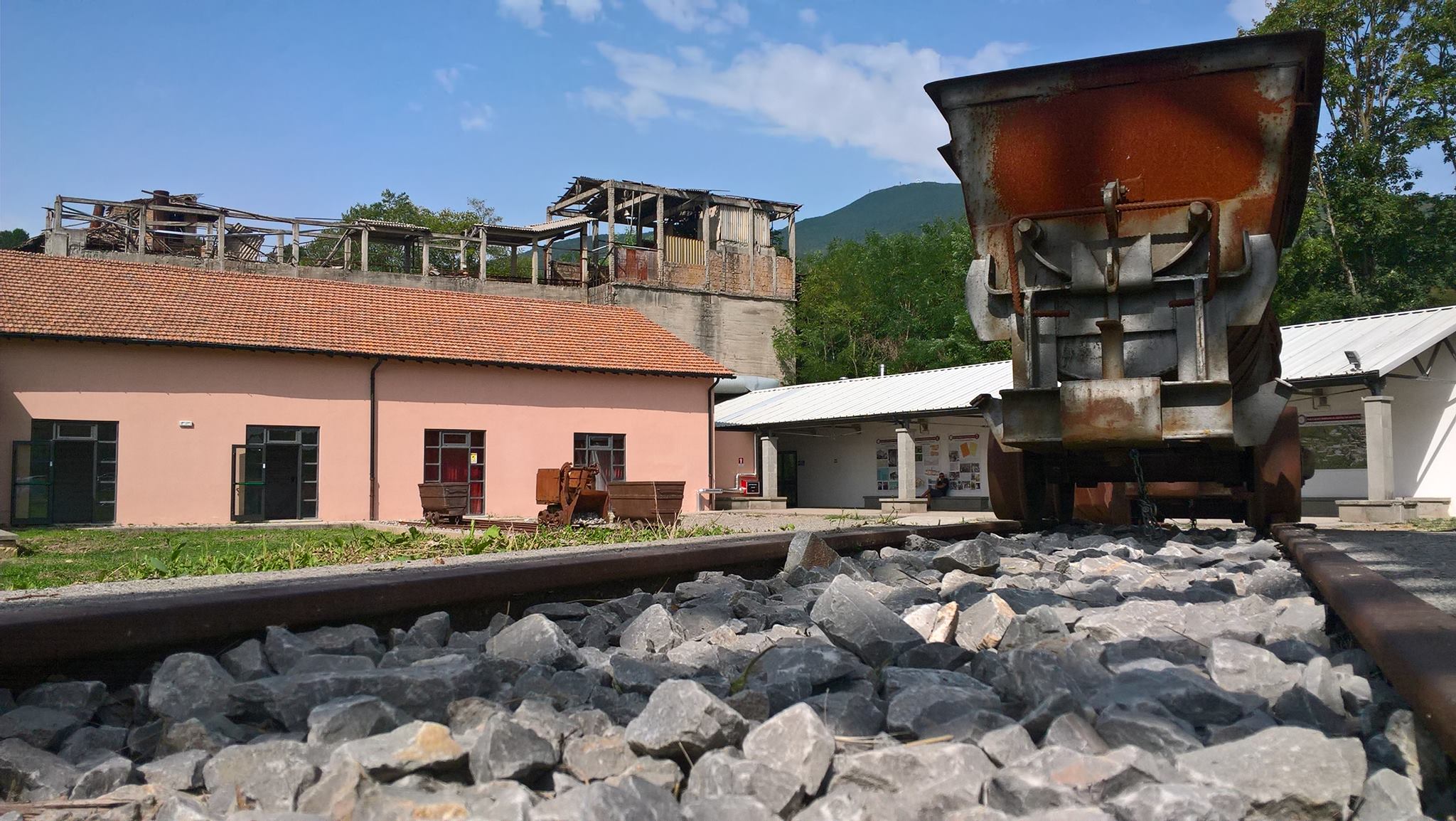 Un vecchio carrello che veniva usato per trasportare materiale minerario