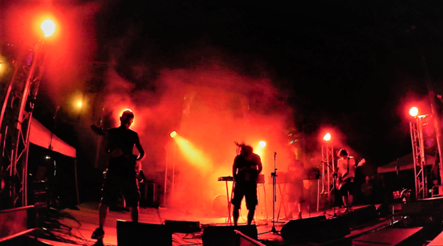 un gruppo di musicisti sul palco