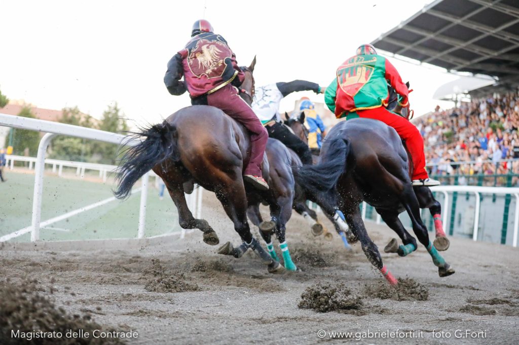 Palio_Piancastagnaio in curva